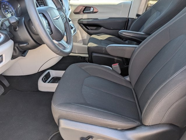 2024 Chrysler Voyager LX