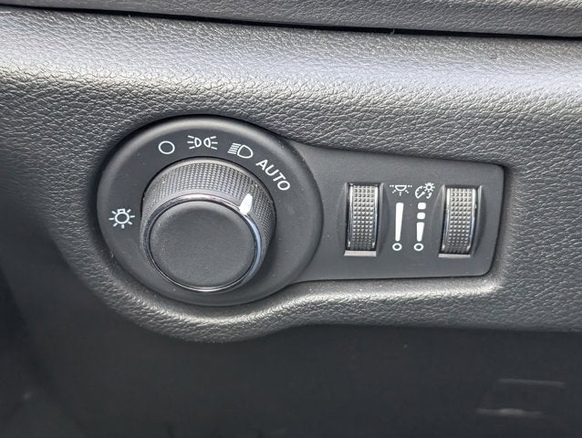 2025 Chrysler Voyager LX