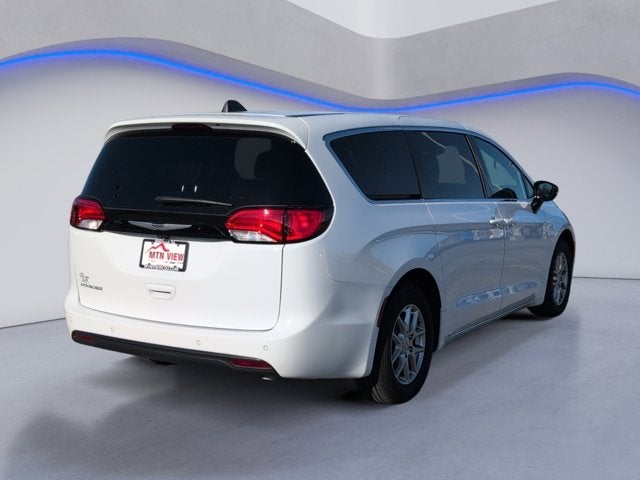2025 Chrysler Voyager LX