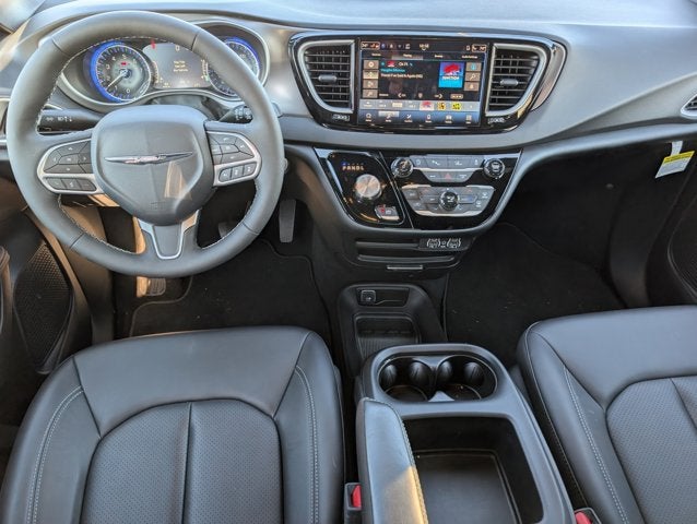 2025 Chrysler Voyager LX